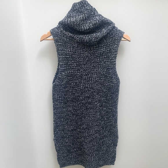 Devoted | Sleeveless Long Turtleneck Sweater - Picture 4 of 5